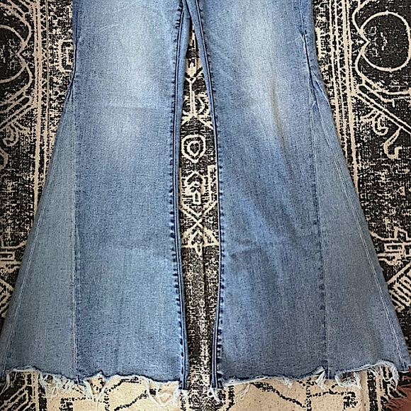 NEW AEO Next Level Stretch Highest Waist Super Flared Jeans: Size 8S - Picture 3 of 6